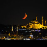 ÖZLEM AKSÖZ, RED MOON NEXT TO THE MOSQUE, 2015, 43X29 CM, FOTOĞRAF